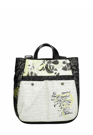 Bolsa tote en blanco y negro con diseños gráficos, cierre con cremallera, doble asa superior y múltiples bolsillos delanteros con detalles de logotipo.