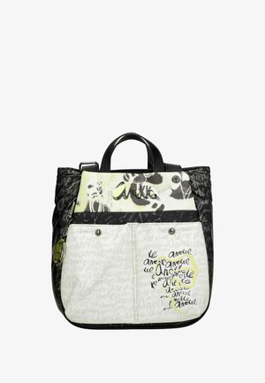 Sac fourre-tout noir et blanc avec motifs graphiques, doté d'une fermeture éclair, de deux poignées supérieures et de plusieurs poches avant avec des accents de logo.