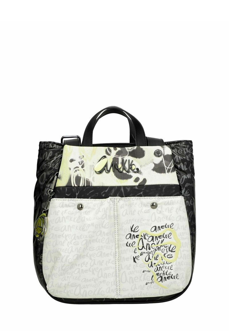 Bolsa tote en blanco y negro con diseños gráficos, cierre con cremallera, doble asa superior y múltiples bolsillos delanteros con detalles de logotipo.