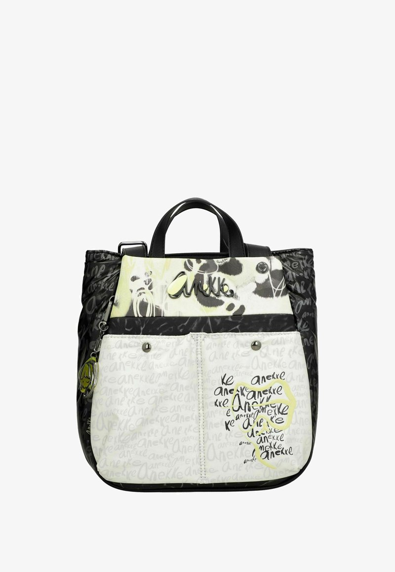 Bolsa tote en blanco y negro con diseños gráficos, cierre con cremallera, doble asa superior y múltiples bolsillos delanteros con detalles de logotipo.