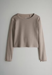 Długi rękaw, skrócony top w jasnym taupe z prążkowanego materiału. Posiada okrągły dekolt oraz elastyczne, falbaniaste mankiety. Gładka faktura, swobodny krój.