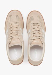 Beige sneakers met een bovenwerk van suède, gaaspanelen en lichtgrijze strepen. Voorzien van platte veters en een rubberen zool van gom.