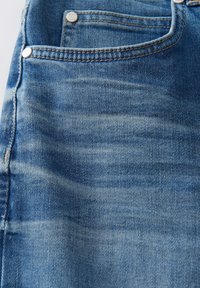 Lichtblauwe denim jeanstof met een vervaagde textuur, voorzien van twee voorzakken en metalen klinknagels, die een klassieke vijf-pocket stijl benadrukken.