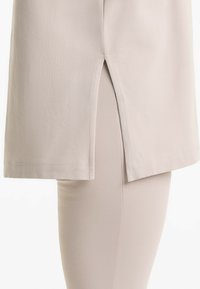 OYSHO SHORT SLEEVE - T-shirts basic - taupe