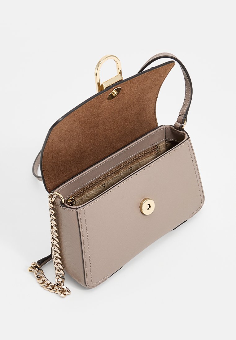 Taupe-farbenes Kunstleder-Crossbody-Bag mit goldenen Beschlägen, magnetischem Verschluss und einer Kettenriemen; verfügt über ein weiches, braunes Innenfutter mit einem Reißverschlussfach.