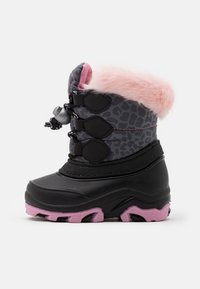 Botte de neige noire avec imprimé léopard, bordure en fausse fourrure rose, bout arrondi et semelle en caoutchouc. Comprend des fermetures auto-agrippantes pour un ajustement sécurisé.