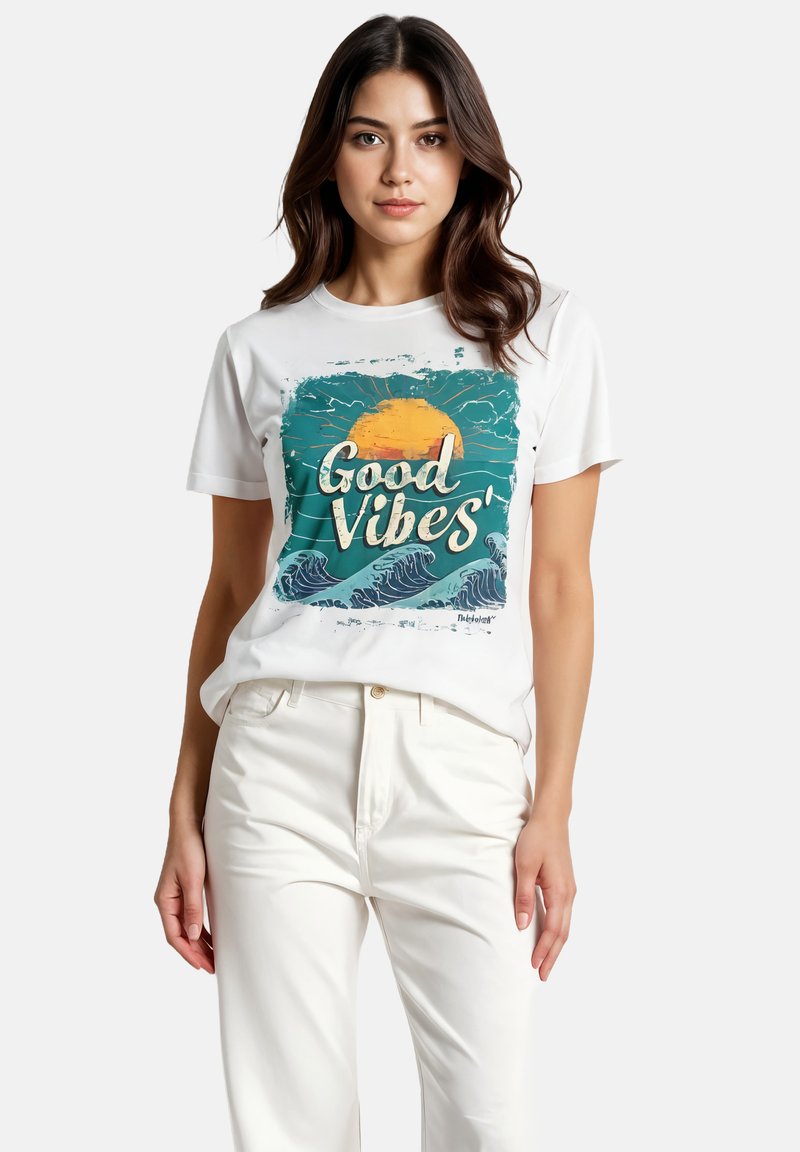 Witte katoenen T-shirt met een groen en blauw grafisch ontwerp met de tekst "Good Vibes," waarop een zon en oceaangolven te zien zijn.