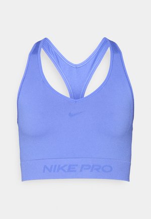 Brassière de sport violette à texture lisse, avec un design de dos croisé et le logo "NIKE PRO" en impression subtile sur la bande.