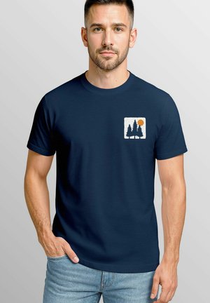 MIT WALD-LOGO OUTDOOR BADGE FASHION - Print T-shirt - navy