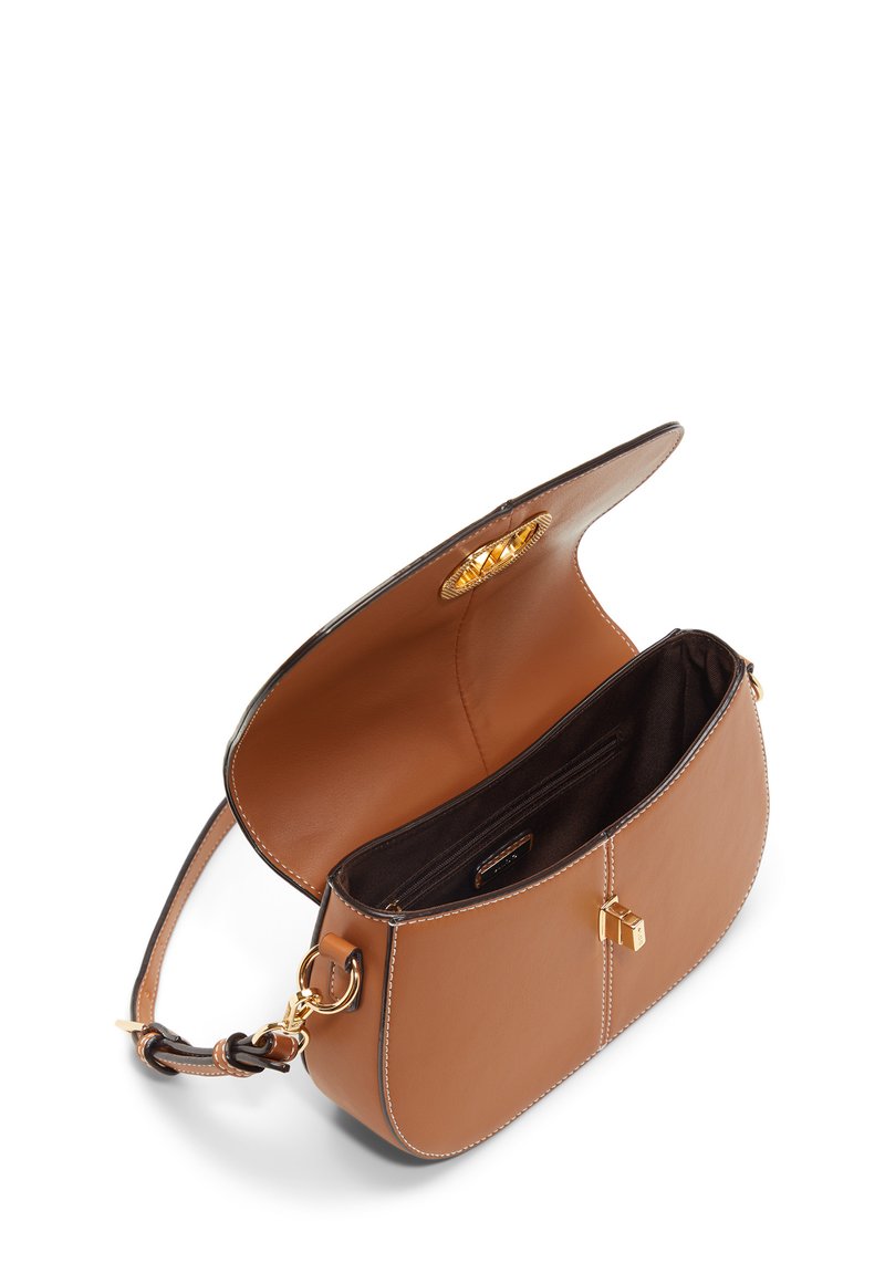 Sac bandoulière en cuir marron avec une forme arrondie, quincaillerie dorée et une poche intérieure zippée. Intérieur doublé de tissu foncé.