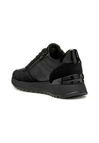 Baskets noires en combinaison de cuir lisse et de daim texturé. Elles disposent d'une fermeture éclair et d'un accent en cuir brillant noir au talon. Semelle en caoutchouc.