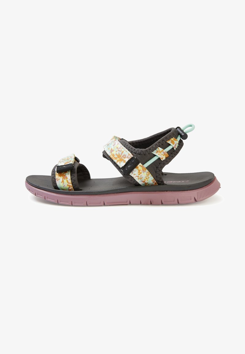 Sandale sportive à bout ouvert avec semelle noire, brides réglables à motif floral, et une semelle extérieure rose flexible à crampons.