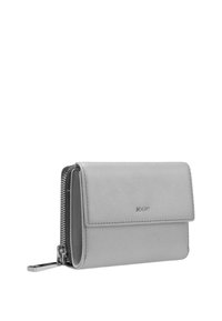 Šedá kožená peněženka s texturovaným povrchem, vybavená předním klopovým zapínáním a zipovým uzávěrem, s malým kovovým logem na přední straně. Kompaktní design.