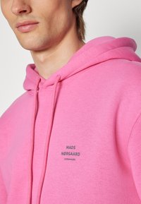 Mads Nørgaard STANDARD HOODIE LOGO - Jersey con capucha - knockout pink