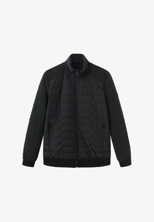 Fekete puffázott dzseki magas gallérral, cipzáras záródással és oldalsó zsebekkel. Bélelt textúrával és kontrasztos matt ujjal rendelkezik.