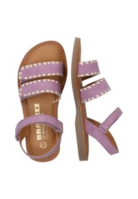 Paarse suède sandalen met drie brede banden en zigzagstiksels. Lichtbruine inlegzool en verstelbare enkelriem. Platte rubberen zool.