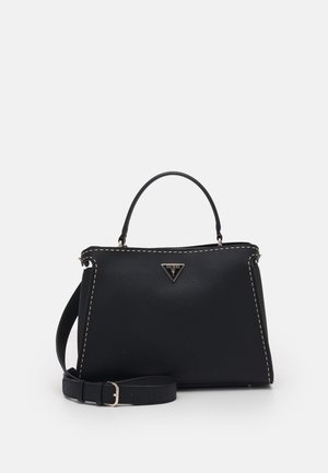 Sac à main en cuir noir avec poignée courte, bandoulière réglable, coutures blanches et petit logo triangulaire Guess à l'avant.