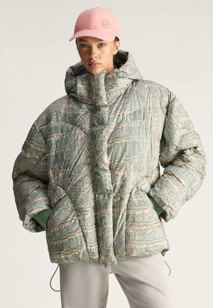 Chaqueta acolchada en tejido verde texturizado con un patrón de cocodrilo, que presenta un cuello alto, capucha y dos bolsillos delanteros.