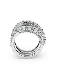 Eine Nahaufnahme eines massiven Mehrbandrings mit kunstvollem Silbermetallwerk, verziert mit funkelnden Diamanten in verschiedenen Schliffen.