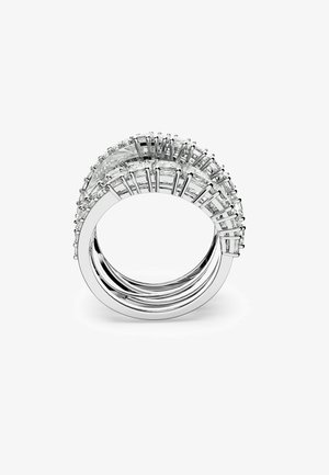 Zbliżenie na szeroką, wielopasmową pierścionek z misterną srebrną metaloplastyką ozdobioną lśniącymi diamentami w różnych szlifach.