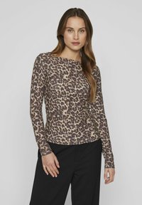 Halenka s dlouhým rukávem v hnědé a béžové leopardí potisku, s kulatým výstřihem a hladkým, přiléhavým střihem. Tkanina vypadá měkce a elasticky.