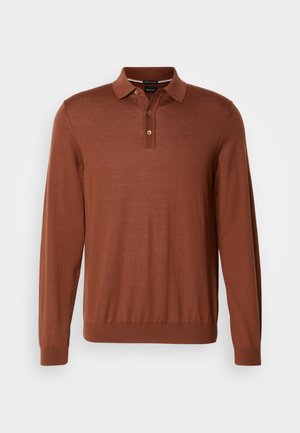 Brauner Langarm-Polo-Pullover mit drei Knöpfen an der Knopfleiste sowie gerippten Bündchen und Saum, vor einem weißen Hintergrund präsentiert.