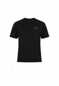 Μαύρο T-shirt με κοντά μανίκια και στρογγυλή λαιμόκοψη, με μικρό πράσινο και λευκό λογότυπο κειμένου στο αριστερό στήθος που γράφει "Classic Design Studio" και "London 1982".