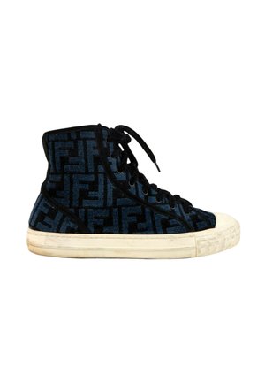 Højtop sneakers med sort og mørkeblå mønstret stof, hvid gummisål og tåhætte, og sorte snørebånd.