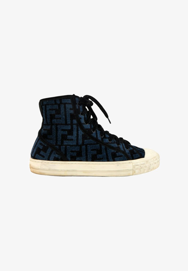 Baskets montantes en tissu noir et bleu foncé à motifs, semelle en caoutchouc blanche et bout renforcé, lacets noirs.