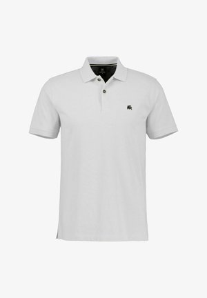 Hvid polo t-shirt lavet af bomuld, med en treknaps lukning, korte ærmer og et lille sort emblem på venstre bryst.