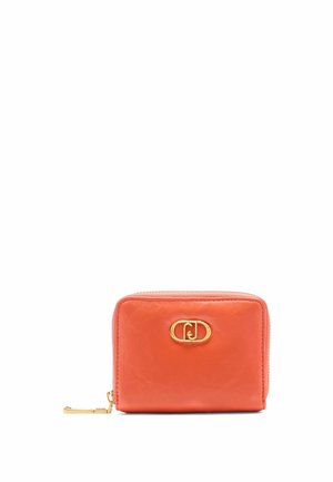Portefeuille en cuir orange avec fermeture éclair, quincaillerie dorée et accent logo à double boucle à l'avant. Texture lisse avec un minimum de couture.
