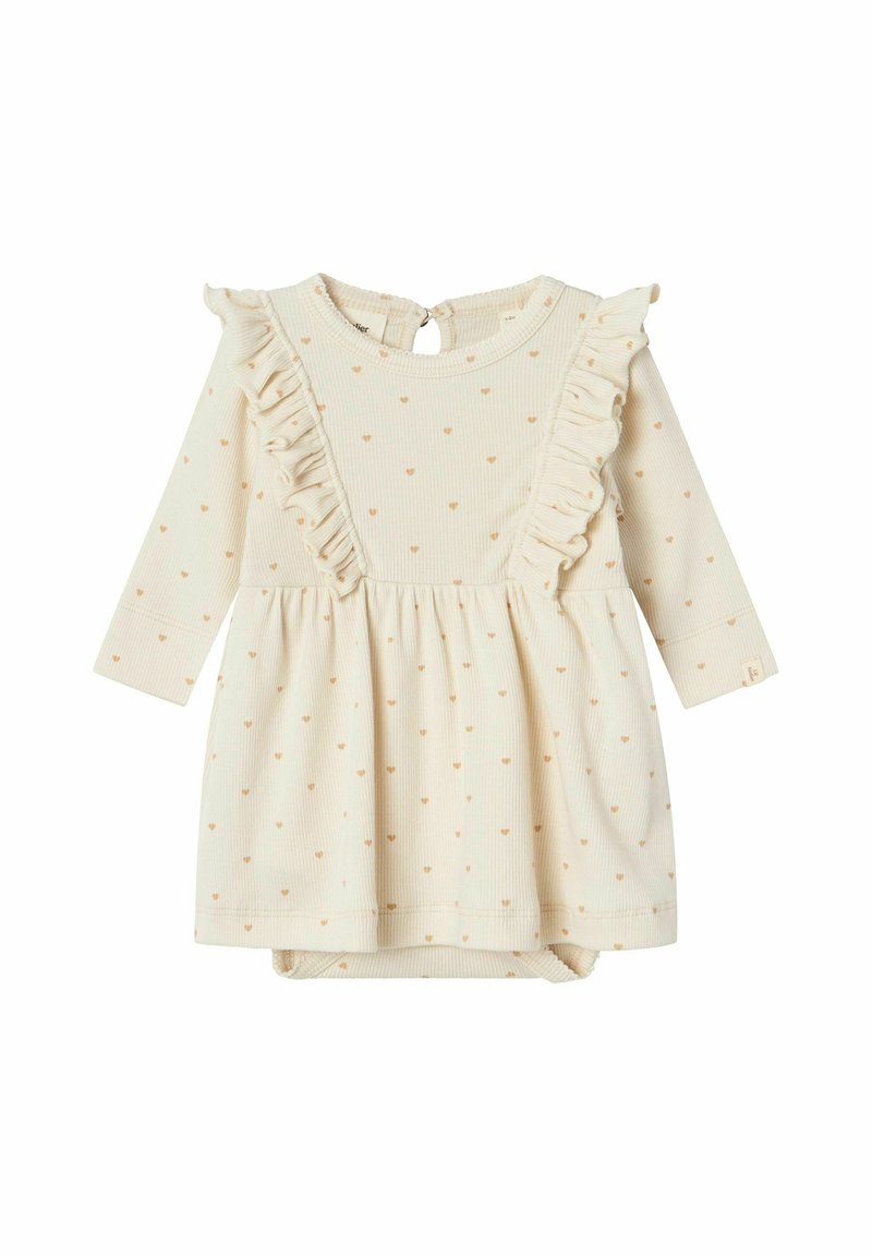 Robe bébé couleur crème avec manches longues, petit motif cœur, bordure froncée à l'avant et fermeture par boutons au niveau de l'encolure dos.