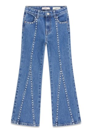 Jean flare en denim bleu avec détails de clous argentés le long des coutures avant et des poches, fermeture par bouton et poches avant.