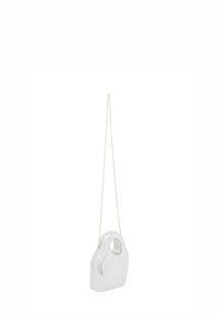 Zilverkleurige metallic handtas met een glad, glanzend oppervlak, voorzien van een uniek handvat met uitsparing en een kettingriem. Compact en geometrisch ontwerp.