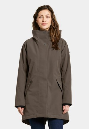 Bruine waterdichte winterjas met een hoge kraag, drukknoopsluiting, zijzakken en een rechte snit, ontworpen voor warmte en bescherming.