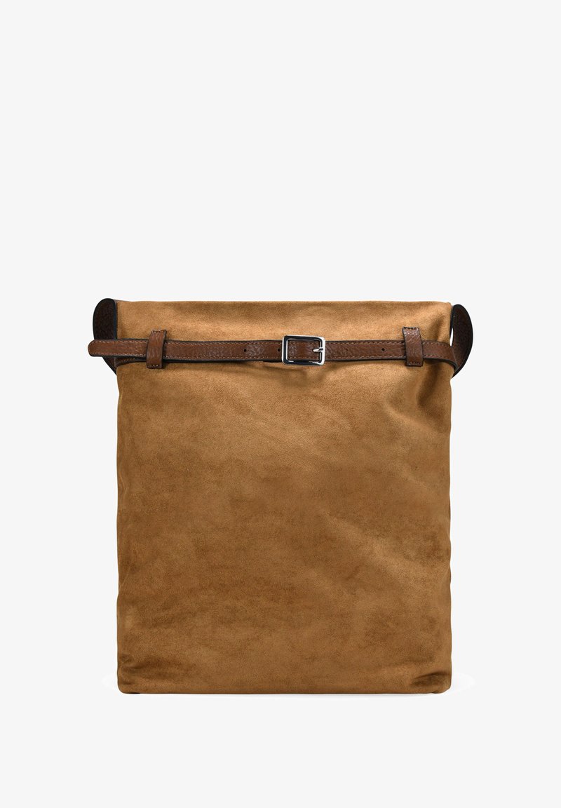 Bolso de gamuza marrón con parte superior enrollada, asegurada por una correa de cuero marrón y un hebilla de metal. Presenta una textura suave y mate, y tiene una forma vertical.