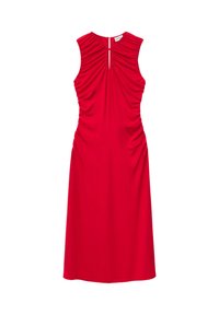 Robe rouge sans manches avec tissu froncé aux épaules et sur les côtés, présentant un petit décolleté en trou de serrure et une jupe droite mi-longue.