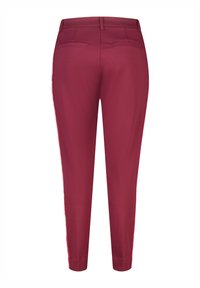 Pantalons bordeaux avec une coupe slim, texture lisse, deux poches arrière et rayures sur les côtés. Le tissu semble léger et extensible.