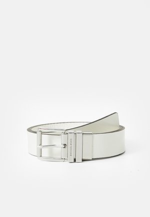Witte leren riem opgerold met zilveren rechthoekige gesp en metalen lus, gegraveerd met de merknaam, op een effen witte achtergrond.
