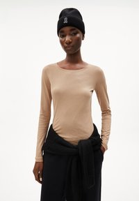 ARMEDANGELS ENRICCAA SOFT - Langarmshirt - cinnamon dust