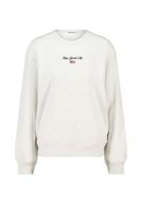 Sudadera gris claro con el texto "New York City" y una pequeña bandera estadounidense bordada en el pecho, con puños y dobladillo acanalados.
