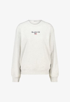 Sudadera gris claro con el texto "New York City" y una pequeña bandera estadounidense bordada en el pecho, con puños y dobladillo acanalados.