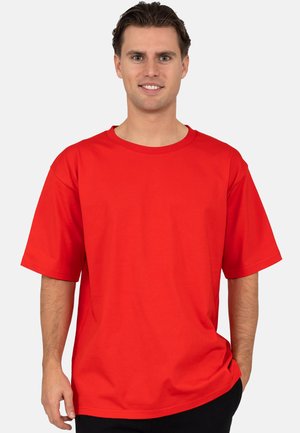 Rotes, kurzärmeliges T-Shirt aus Baumwolle. Verfügt über einen runden Ausschnitt und einen lockeren Schnitt. Glatte Textur ohne sichtbare Muster oder Akzente.