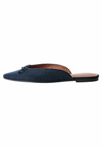 Mocassin en daim bleu marine avec un bout pointu, détail de nœud décoratif et semelle intérieure en cuir lisse. Conception de semelle plate pour un confort facile.