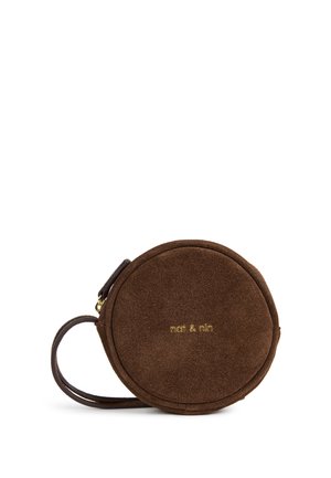 Petit porte-monnaie rond en daim marron avec une petite sangle et une inscription dorée "nat & nin" au centre avant.