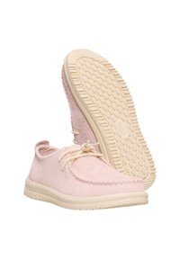 Scarpe in suede rosa chiaro con punta rotonda, chiusura con lacci e suola in gomma beige con motivo di grip testurizzato.