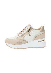 Baskets de sport beige et blanche avec une tige texturée, un laçage à l'avant et une fermeture éclair sur le côté. Présente une semelle plateforme blanche et des accents dorés.