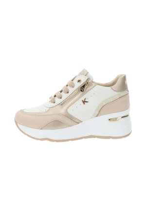Sneaker sportivo beige e bianco con tomaia testurizzata, lacci frontali e cerniera laterale. Presenta una suola piatta bianca e dettagli dorati.