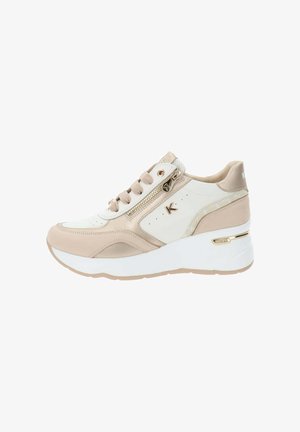 Baskets de sport beige et blanche avec une tige texturée, un laçage à l'avant et une fermeture éclair sur le côté. Présente une semelle plateforme blanche et des accents dorés.