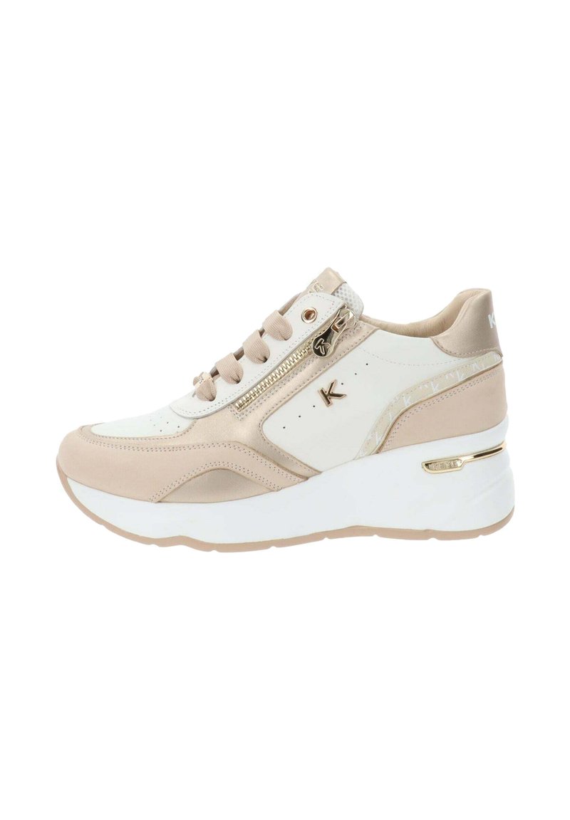 Baskets de sport beige et blanche avec une tige texturée, un laçage à l'avant et une fermeture éclair sur le côté. Présente une semelle plateforme blanche et des accents dorés.